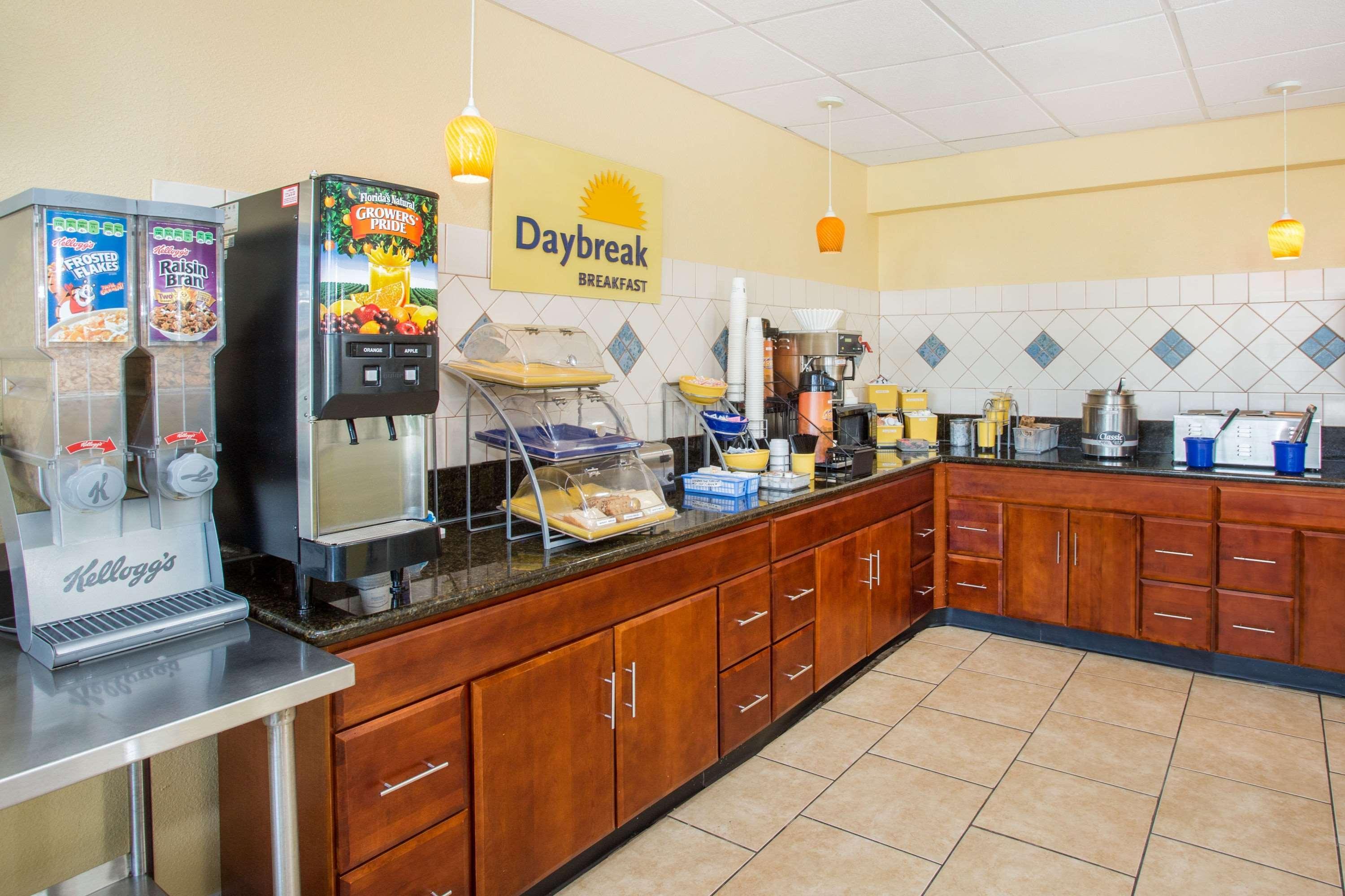 Days Inn By Wyndham Блайтвил Екстериор снимка